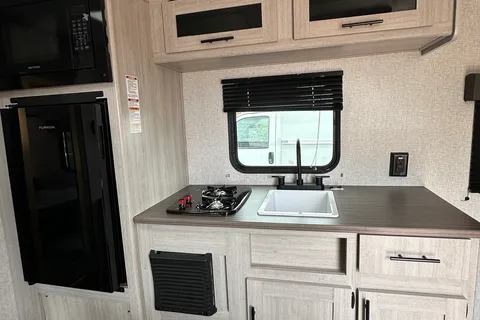 Crossroads Zinger Lite 18RB Travel Trailer