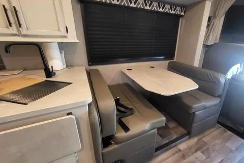 Go and Do RV Rentals - Family Friendly Luxurious  Class C