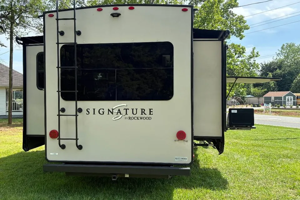 Your Future Camper -Forest River Rockwood Signature 8328sb Travel Trailer