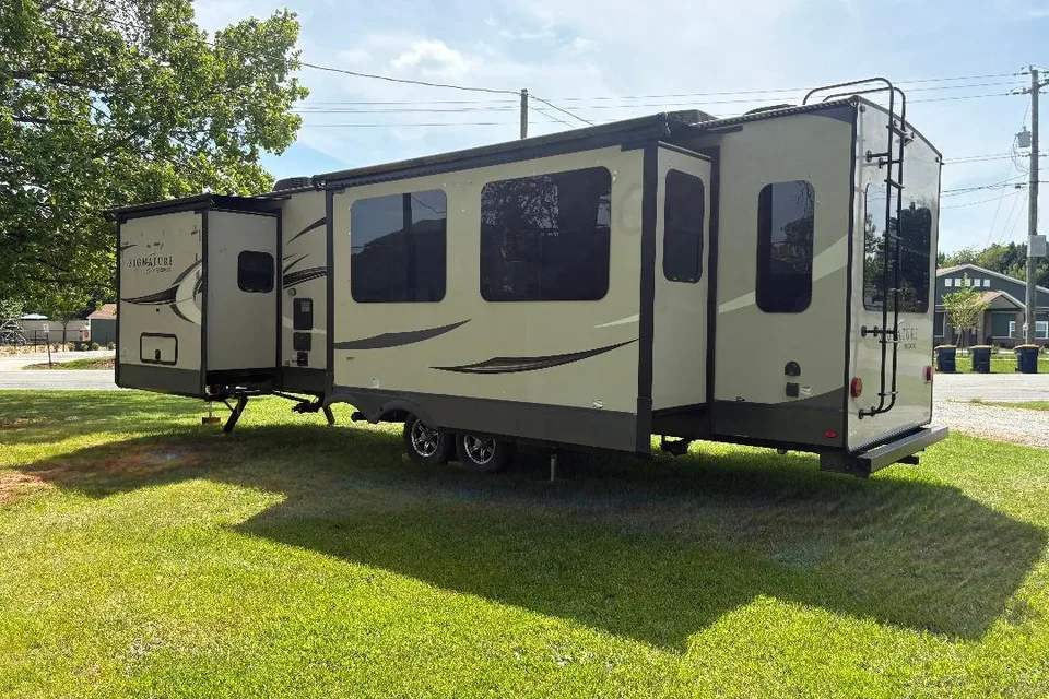 Your Future Camper -Forest River Rockwood Signature 8328sb Travel Trailer