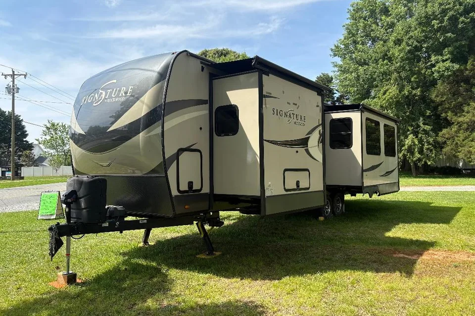 Your Future Camper -Forest River Rockwood Signature 8328sb Travel Trailer