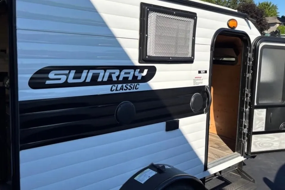 Pingkan's Sunray 109 Classic Travel Trailer