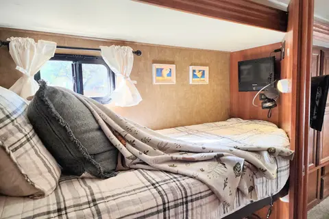 Completely Revonated! "Lucky" the Leprechaun Bunkhouse *Sleeps 10*
