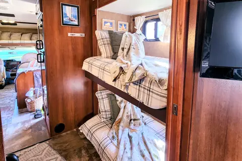 Completely Revonated! "Lucky" the Leprechaun Bunkhouse *Sleeps 10*