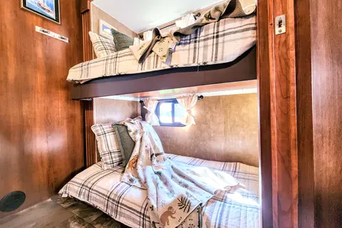Completely Revonated! "Lucky" the Leprechaun Bunkhouse *Sleeps 10*