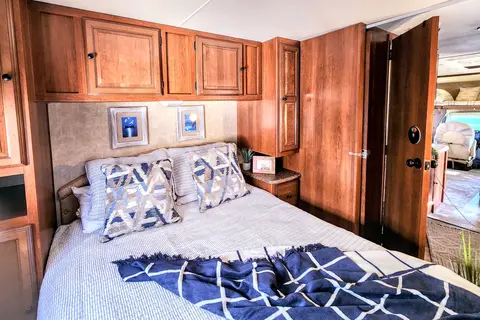 Completely Revonated! "Lucky" the Leprechaun Bunkhouse *Sleeps 10*