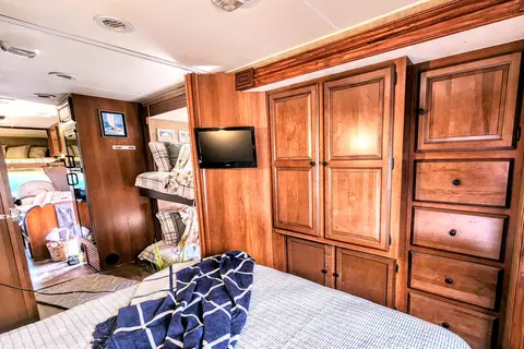 Completely Revonated! "Lucky" the Leprechaun Bunkhouse *Sleeps 10*