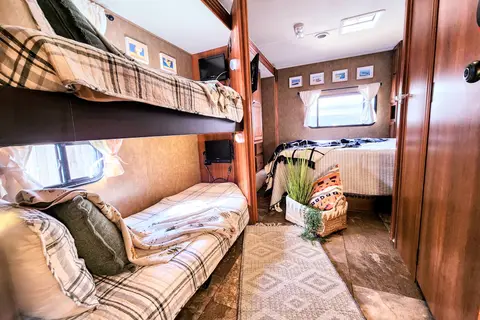Completely Revonated! "Lucky" the Leprechaun Bunkhouse *Sleeps 10*