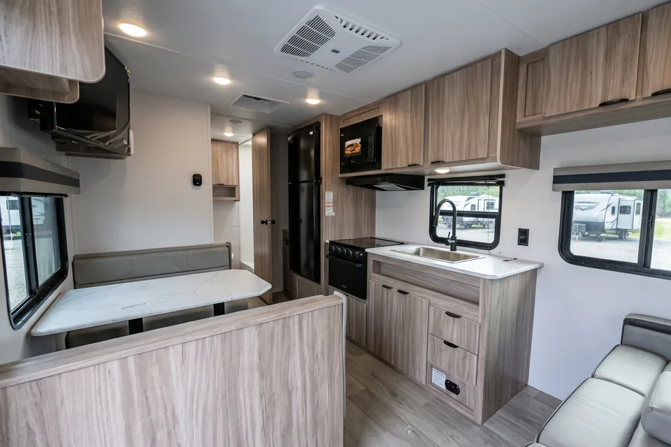 Modern Family Bunkhouse: Brand New Winnebago Access 26BH – Sleeps 8