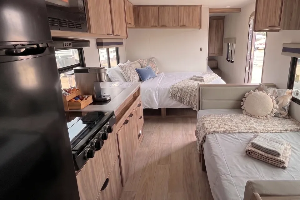 Modern Family Bunkhouse: Brand New Winnebago Access 26BH – Sleeps 8