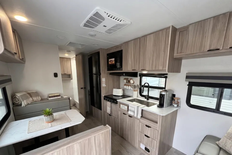 Modern Family Bunkhouse: Brand New Winnebago Access 26BH – Sleeps 8