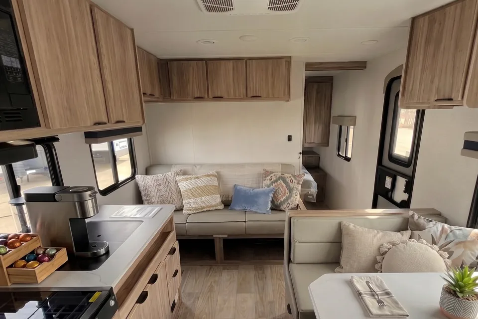 Modern Family Bunkhouse: Brand New Winnebago Access 26BH – Sleeps 8