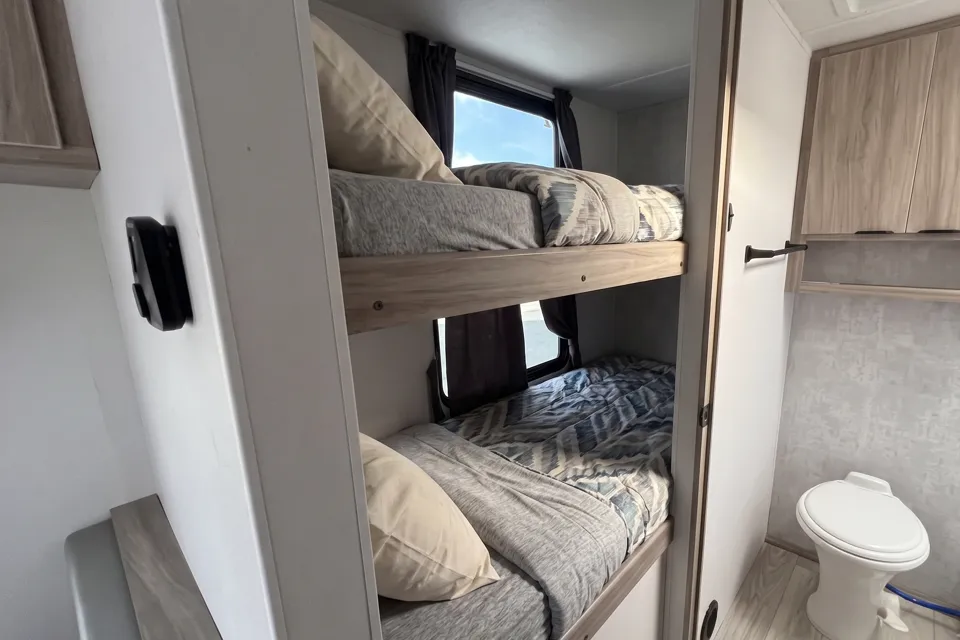 Modern Family Bunkhouse: Brand New Winnebago Access 26BH – Sleeps 8