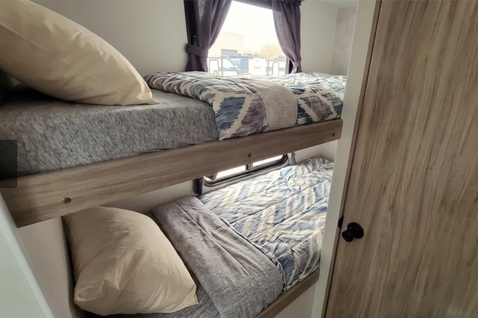 Modern Family Bunkhouse: Brand New Winnebago Access 26BH – Sleeps 8
