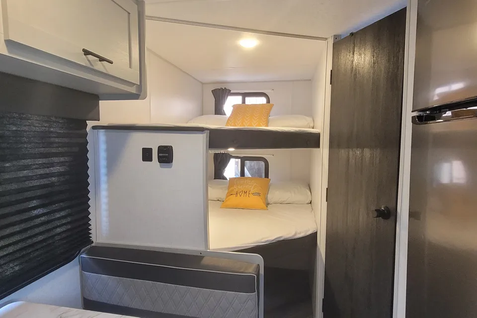Honey Bee - LIKE NEW, Family Bunkhouse #happytrailsawait