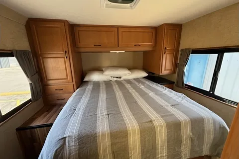 Thor Majestic 28' Motorhome - Class C RV
