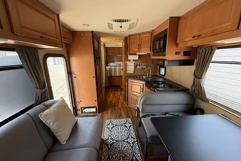 Thor Majestic 28' Motorhome - Class C RV