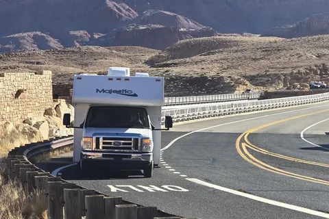 Thor Majestic 28' Motorhome - Class C RV