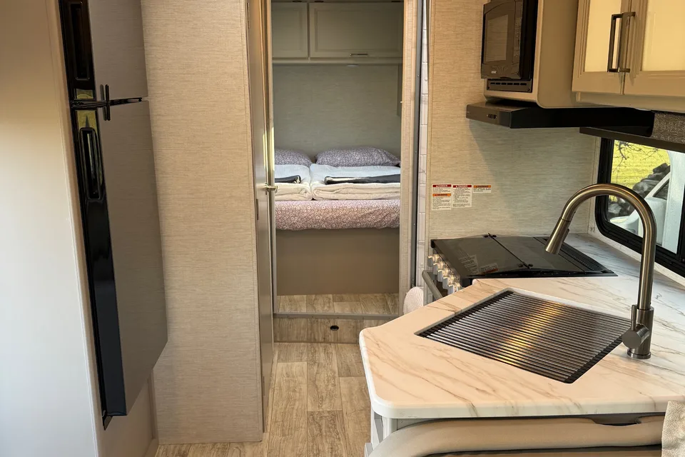 Brand new 2026 Thor Chateau 30ft. with free private shuttle -Lola