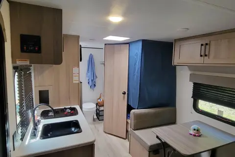 Rhiannon's Coleman 17B Travel Trailer