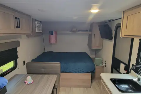 Rhiannon's Coleman 17B Travel Trailer