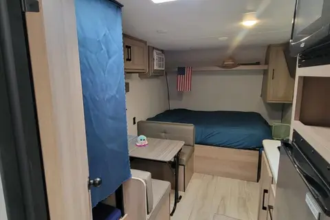 Rhiannon's Coleman 17B Travel Trailer