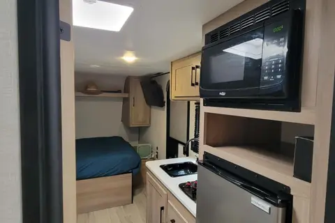 Rhiannon's Coleman 17B Travel Trailer