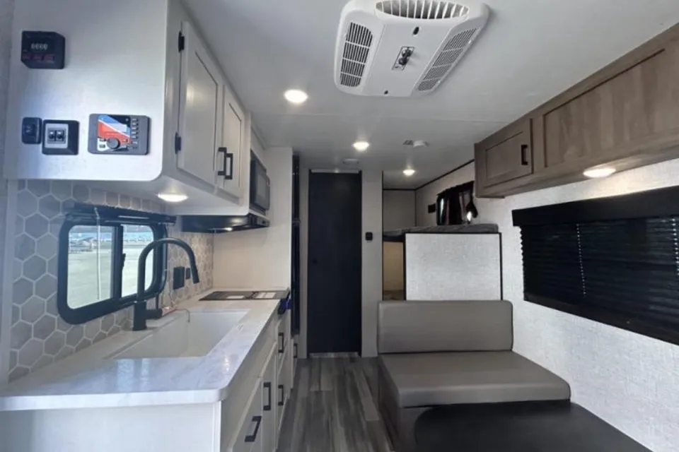 *Light trailer* Highland Ridge 2024