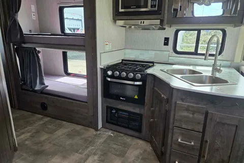 Diyar's Coachmen pursuit-31b Class A