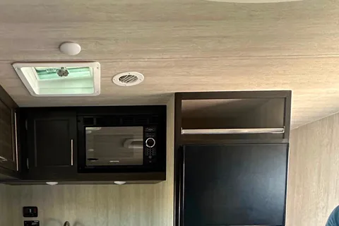 Leon’s 2023 OFF GRID LE GRANDE caravan