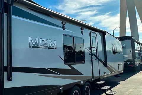 Leon’s 2023 OFF GRID LE GRANDE caravan