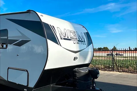Leon’s 2023 OFF GRID LE GRANDE caravan