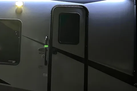 Leon’s 2023 OFF GRID LE GRANDE caravan