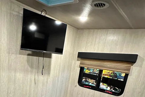 Leon’s 2023 OFF GRID LE GRANDE caravan
