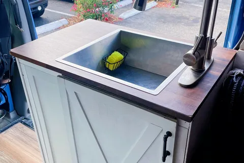 Murph the Smurf: PET FRIENDLY - Mercedes Sprinter Conversion
