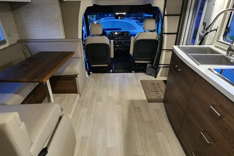 gerardo's Winnebago 24j Class C