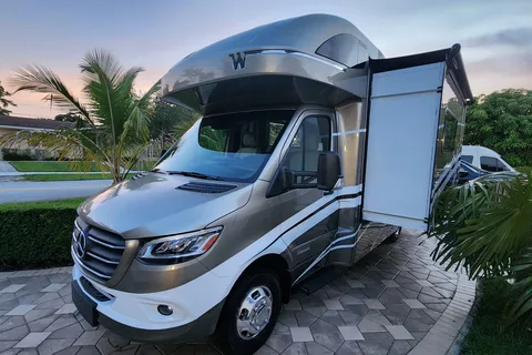 gerardo's Winnebago 24j Class C