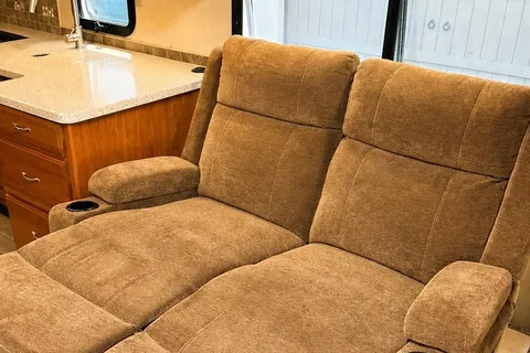 2018 Fleetwood Jamboree 30F with DL class C