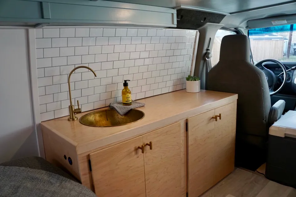 Cottonwood - Ford E-150 Campervan
