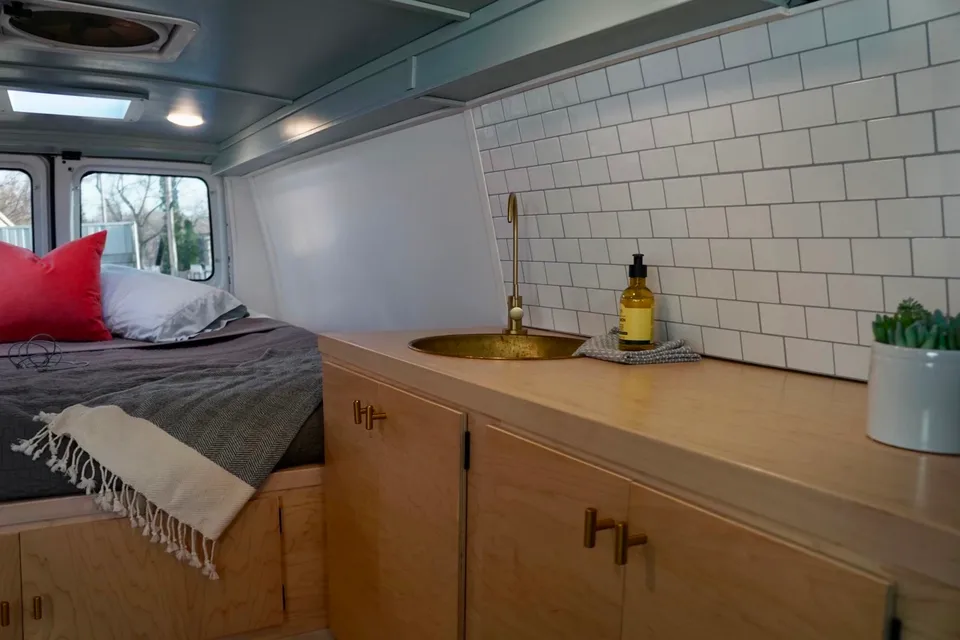 Cottonwood - Ford E-150 Campervan