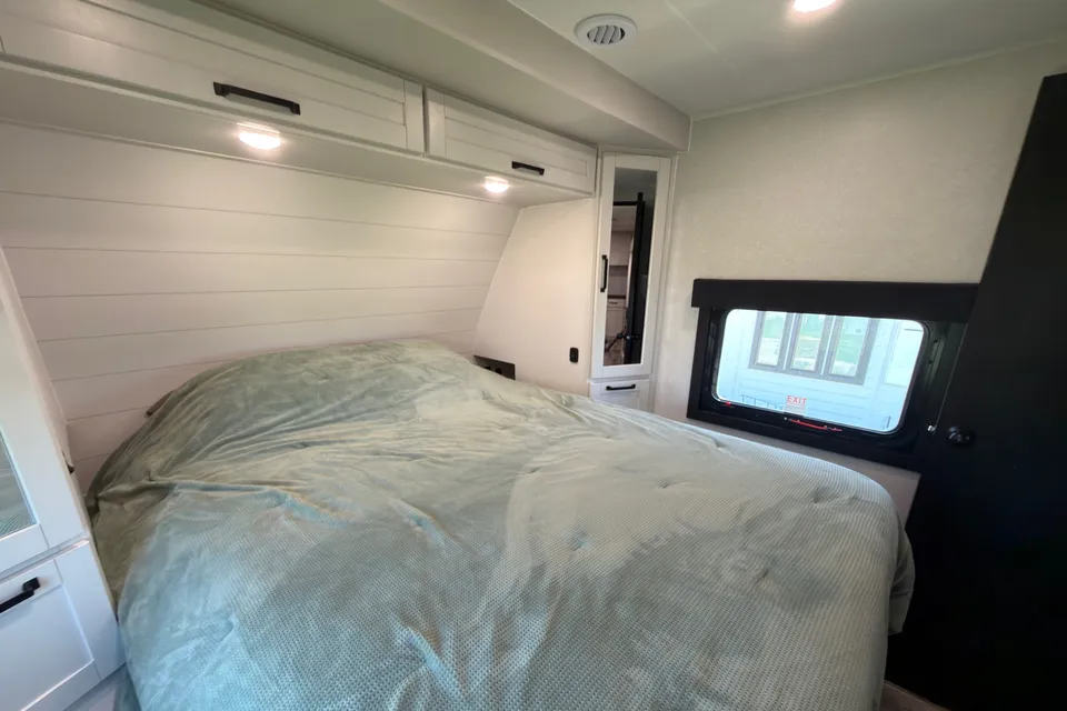 “The Yeehaw Basecamp" | 39-Ft Bunkhouse Sleeper | We Deliver & Set Up Everything!