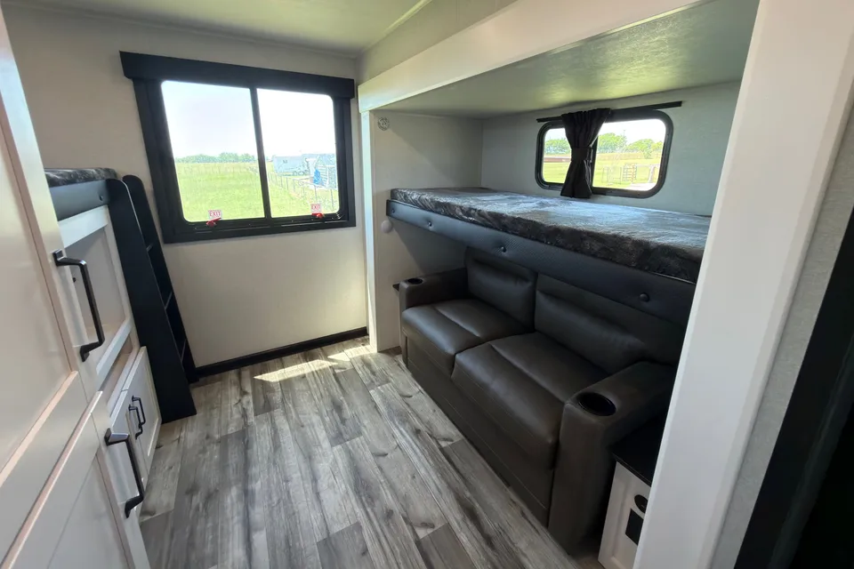 “The Yeehaw Basecamp" | 39-Ft Bunkhouse Sleeper | We Deliver & Set Up Everything!