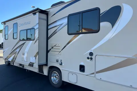 Sammy's Thor Motor Coach Chateau 28Z Class C