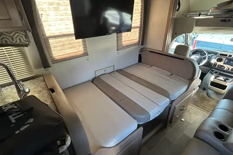 Sammy's Thor Motor Coach Chateau 28Z Class C