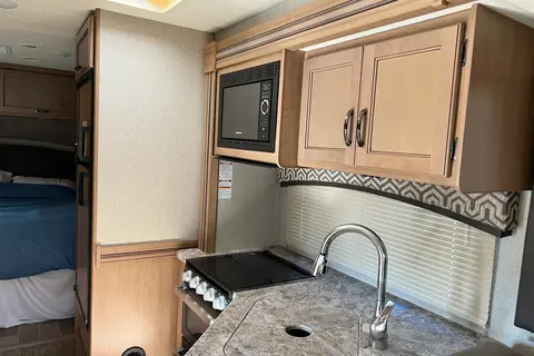 Sammy's Thor Motor Coach Chateau 28Z Class C