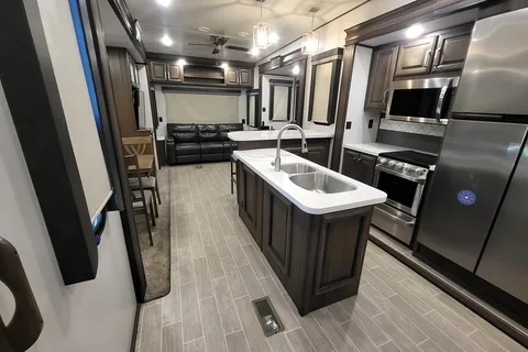 Rv Rentals Way of Life's Keystone Avalanche 338GK Fifth Wheel CA2