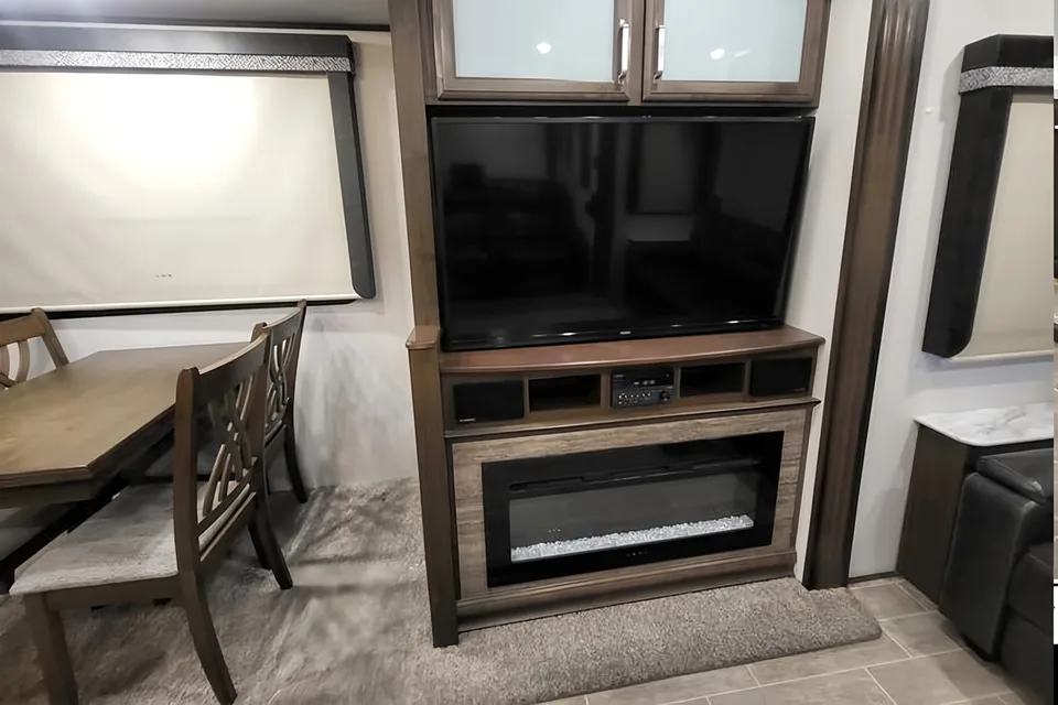 Rv Rentals Way of Life's Keystone Avalanche 338GK Fifth Wheel CA2