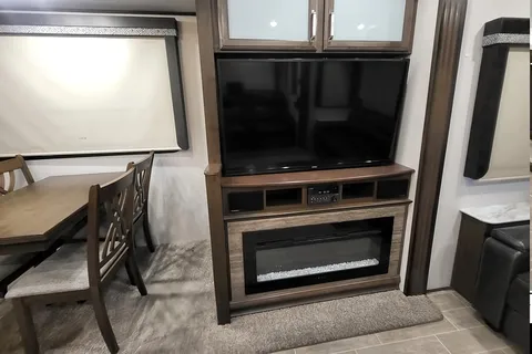 Rv Rentals Way of Life's Keystone Avalanche 338GK Fifth Wheel CA2
