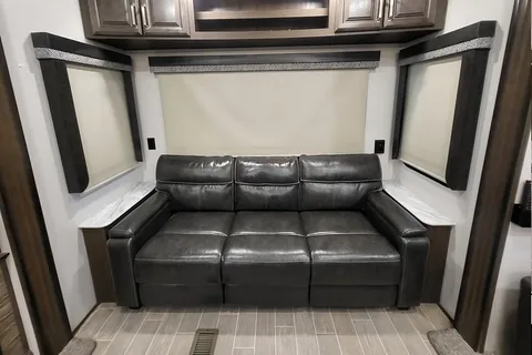 Rv Rentals Way of Life's Keystone Avalanche 338GK Fifth Wheel CA2