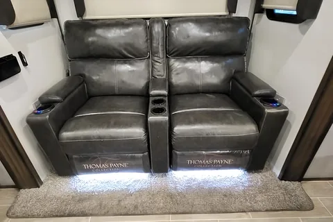 Rv Rentals Way of Life's Keystone Avalanche 338GK Fifth Wheel CA2